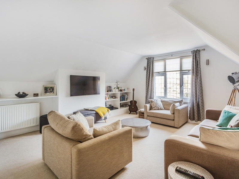 3 Bed Apartment For Sale in Weybridge